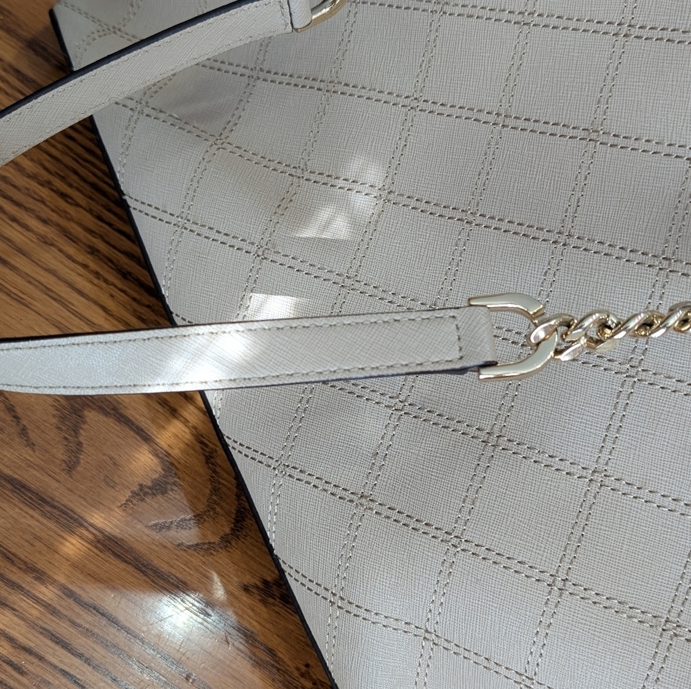 Michael Kors Jet Set Quilted Saffiano Leather Tote – Beige/Gold - Picture 4 of 16
